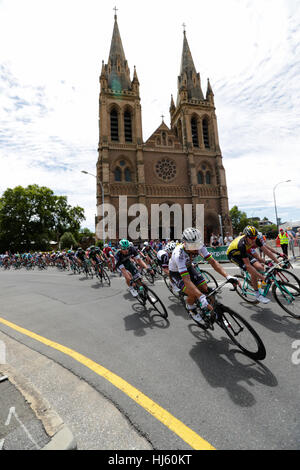Adelaide, Australien. Werden Sie sicher werden gesehen MAC Stage 6 Stadtkurs, Santos Tour Down Under, 22. Januar 2017. Hauptfeld übergibt St. Peters Dom Credit: Peter Mundy/Alamy Live News Stockfoto