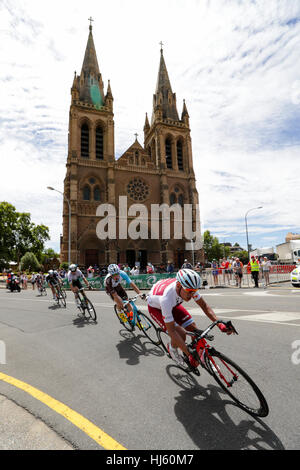 Adelaide, Australien. Werden Sie sicher werden gesehen MAC Stage 6 Stadtkurs, Santos Tour Down Under, 22. Januar 2017. Hauptfeld übergibt St. Peters Dom Credit: Peter Mundy/Alamy Live News Stockfoto