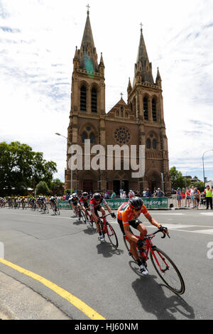 Adelaide, Australien. Werden Sie sicher werden gesehen MAC Stage 6 Stadtkurs, Santos Tour Down Under, 22. Januar 2017. Hauptfeld übergibt St. Peters Dom Credit: Peter Mundy/Alamy Live News Stockfoto