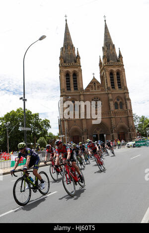 Adelaide, Australien. Werden Sie sicher werden gesehen MAC Stage 6 Stadtkurs, Santos Tour Down Under, 22. Januar 2017. Hauptfeld übergibt St. Peters Dom Credit: Peter Mundy/Alamy Live News Stockfoto