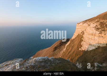 Blick vom weißen Nothe, Dorset, UK. Ein buntes Winter Sonnenaufgang in Richtung Portland und Weymouth von hoch blickte auf die weißen Kreidefelsen des weißen Nothe in Dorset. © Dan Tucker/Alamy Live-Nachrichten Stockfoto