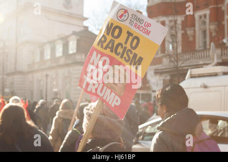 London, Großbritannien. 21. Januar 2017. Demonstranten auf die Frauen März marschieren durch die Straßen von London holding Anti rassistische Plakat. Credit: Alan Gignoux/Alamy leben Nachrichten Stockfoto