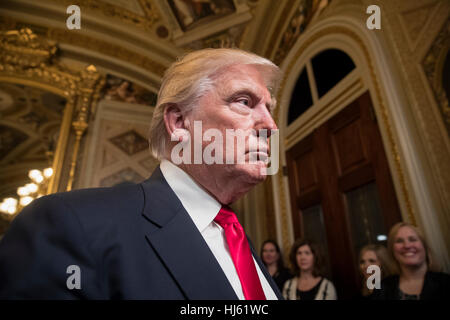 Washington, uns. 20. Januar 2017. US-Präsident Donald Trump lässt der Präsident des Senats im Capitol nachdem er seinen Schrank Nominierungen in Recht, in Washington, Freitag, 20. Januar 2017 offiziell unterzeichnet. Bildnachweis: J. Scott Applewhite/Pool über CNP - NO-Draht-SERVICE - Foto: J. Scott Applewhite/Consolidated/Pool/Dpa/Alamy Live News Stockfoto