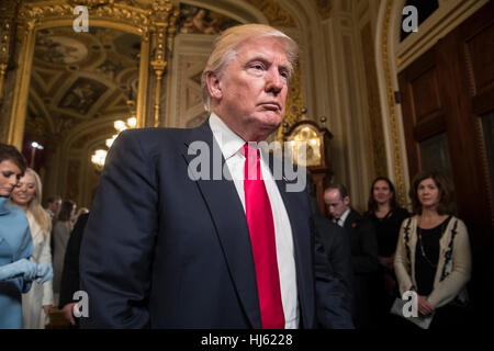 Washington, uns. 20. Januar 2017. US-Präsident Donald Trump lässt der Präsident des Senats im Capitol nachdem er seinen Schrank Nominierungen in Recht, in Washington, Freitag, 20. Januar 2017 offiziell unterzeichnet. Bildnachweis: J. Scott Applewhite/Pool über CNP - NO-Draht-SERVICE - Foto: J. Scott Applewhite/Consolidated/Pool/Dpa/Alamy Live News Stockfoto