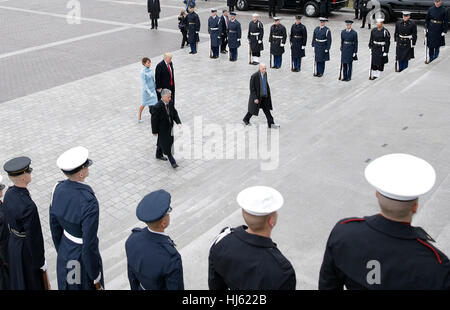 Vereinigte Staaten Präsident Donald Trump geht zurück auf das Kapitol mit First Lady Melania Trump, nach ein Marine One Hubschrauber mit ehemaliger Präsident Barack Obama zieht nach Trumpf bei der 58. Presidential Inauguration auf dem Capitol Hill in Washington, DC am 20. Januar 2017 vereidigt ist. Bildnachweis: John Angelillo/Pool über CNP - NO-Draht-SERVICE - Foto: John Angelillo/Consolidated/Pool/Dpa Stockfoto