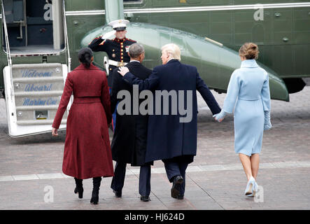 First Lady Melania Trump und ehemalige First Lady Michelle Obama Fuß mit US-Präsident Donald Trump, der seinen Arm um den ehemaligen Präsidenten der Vereinigten Staaten Barack Obama setzt, wie sie Fuß zum Marine One am Capitol nach Trumpf bei der 58. Presidential Inauguration auf dem Capitol Hill in Washington, DC am 20. Januar 2017 vereidigt ist. Bildnachweis: John Angelillo/Pool über CNP - NO-Draht-SERVICE - Foto: John Angelillo/Consolidated/Pool/Dpa Stockfoto