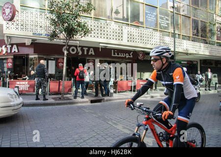 Beirut Libanon. 22. Januar 2017. Kunden genießen einen Sonntag um ein Tag, nachdem ein mutmaßlicher Bomber von libanesischen Sicherheitskräften gestoppt wurde am Samstagabend, Kräfte als er versuchte, das Costa Café in der belebten Al Hamra Straße in Beirut eingeben, bevor er seinen Sprengstoff detonieren konnte Costa Weste Credit: Amer Ghazzal/Alamy Live-Nachrichten Stockfoto