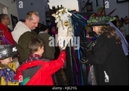 Chepstow, UK. 21. Januar 2017. Sue Exton führt Mari Celeste Mari Lwyd von Monmouth, Festivalbesucher The Mari Lwyd ist eine walisische Winter erste Halt Tradition, die viele Jahrhunderte zurückreicht. Die Mari ist ein eingerichtet, ein Pferd Schädel, die von Haus zu Haus getragen wird oder Kneipe von Mari Lwyd Gruppe von Künstlern, die versuchen, Zutritt für Speisen und Getränke durch Lied, Reim und Rätsel namens Òthe PwncoÓ, ein Reim/Song-Kampf zwischen der Mari-Gruppe und die Bewohner des Hauses/Pub. Bildnachweis: Mark Lewis/Alamy Live-Nachrichten Stockfoto