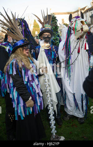 Chepstow, UK. 21. Januar 2017. Die Mari Lwyd ist eine walisische Winter erste Halt Tradition, die viele Jahrhunderte zurückreicht. Die Mari ist ein eingerichtet, ein Pferd Schädel, die von Haus zu Haus getragen wird oder Kneipe von Mari Lwyd Gruppe von Künstlern, die versuchen, Zutritt für Speisen und Getränke durch Lied, Reim und Rätsel namens Òthe PwncoÓ, ein Reim/Song-Kampf zwischen der Mari-Gruppe und die Bewohner des Hauses/Pub. Bildnachweis: Mark Lewis/Alamy Live-Nachrichten Stockfoto