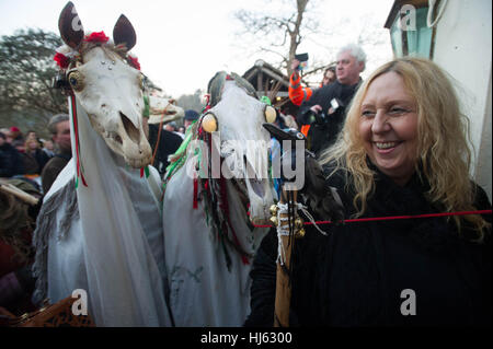Chepstow, UK. 21. Januar 2017. Vivien Morgan-Larcher und Mari Lwyd Llansteffan versuchen, Zugang zu den drei Tuns Pub in Chepstow zu erhalten.  Die Mari Lwyd ist eine walisische Winter erste Halt Tradition, die viele Jahrhunderte zurückreicht. Die Mari ist ein eingerichtet, ein Pferd Schädel, die von Haus zu Haus getragen wird oder Kneipe von Mari Lwyd Gruppe von Künstlern, die versuchen, Zutritt für Speisen und Getränke durch Lied, Reim und Rätsel namens Òthe PwncoÓ, ein Reim/Song-Kampf zwischen der Mari-Gruppe und die Bewohner des Hauses/Pub. Bildnachweis: Mark Lewis/Alamy Live-Nachrichten Stockfoto