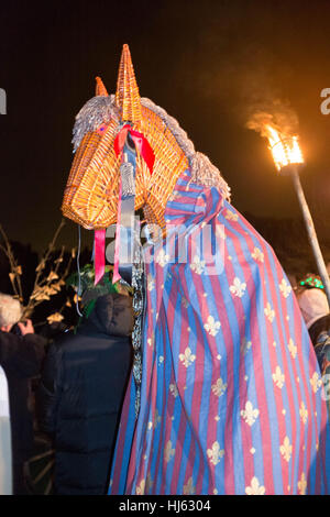 Chepstow, UK. 21. Januar 2017. Die Mari Lwyd ist eine walisische Winter erste Halt Tradition, die viele Jahrhunderte zurückreicht. Die Mari ist ein eingerichtet, ein Pferd Schädel, die von Haus zu Haus getragen wird oder Kneipe von Mari Lwyd Gruppe von Künstlern, die versuchen, Zutritt für Speisen und Getränke durch Lied, Reim und Rätsel namens Òthe PwncoÓ, ein Reim/Song-Kampf zwischen der Mari-Gruppe und die Bewohner des Hauses/Pub. Bildnachweis: Mark Lewis/Alamy Live-Nachrichten Stockfoto