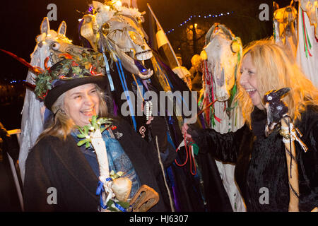Chepstow, UK. 21. Januar 2017. Die Mari Lwyd machen ihren Weg über das Wye Bridge The Mari-Lwyd ist eine walisische Winter erste Halt Tradition, die viele Jahrhunderte zurückreicht. Die Mari ist ein eingerichtet, ein Pferd Schädel, die von Haus zu Haus getragen wird oder Kneipe von Mari Lwyd Gruppe von Künstlern, die versuchen, Zutritt für Speisen und Getränke durch Lied, Reim und Rätsel namens Òthe PwncoÓ, ein Reim/Song-Kampf zwischen der Mari-Gruppe und die Bewohner des Hauses/Pub. Bildnachweis: Mark Lewis/Alamy Live-Nachrichten Stockfoto