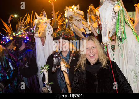 Chepstow, UK. 21. Januar 2017. Die Mari Lwyd machen ihren Weg über das Wye Bridge The Mari-Lwyd ist eine walisische Winter erste Halt Tradition, die viele Jahrhunderte zurückreicht. Die Mari ist ein eingerichtet, ein Pferd Schädel, die von Haus zu Haus getragen wird oder Kneipe von Mari Lwyd Gruppe von Künstlern, die versuchen, Zutritt für Speisen und Getränke durch Lied, Reim und Rätsel namens Òthe PwncoÓ, ein Reim/Song-Kampf zwischen der Mari-Gruppe und die Bewohner des Hauses/Pub. Bildnachweis: Mark Lewis/Alamy Live-Nachrichten Stockfoto