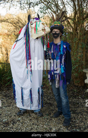 Chepstow, UK. 21. Januar 2017. Edward Worrin führt die Chepstow Widders Mari Lwyd der Mari-Lwyd ist eine walisische Winter erste Halt Tradition, die viele Jahrhunderte zurückreicht. Die Mari ist ein eingerichtet, ein Pferd Schädel, die von Haus zu Haus getragen wird oder Kneipe von Mari Lwyd Gruppe von Künstlern, die versuchen, Zutritt für Speisen und Getränke durch Lied, Reim und Rätsel namens Òthe PwncoÓ, ein Reim/Song-Kampf zwischen der Mari-Gruppe und die Bewohner des Hauses/Pub. Bildnachweis: Mark Lewis/Alamy Live-Nachrichten Stockfoto