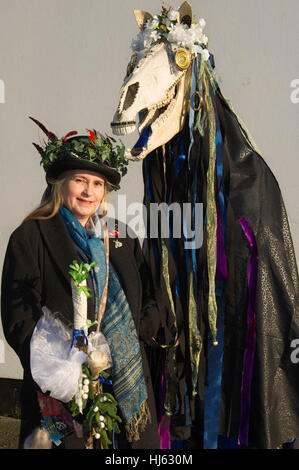 Chepstow, UK. 21. Januar 2017. Sue Exton führt Mari Celeste Mari Lwyd von Monmouth die Mari-Lwyd einer walisischen Winter erste Halt Tradition ist, die viele Jahrhunderte zurückreicht. Die Mari ist ein eingerichtet, ein Pferd Schädel, die von Haus zu Haus getragen wird oder Kneipe von Mari Lwyd Gruppe von Künstlern, die versuchen, Zutritt für Speisen und Getränke durch Lied, Reim und Rätsel namens Òthe PwncoÓ, ein Reim/Song-Kampf zwischen der Mari-Gruppe und die Bewohner des Hauses/Pub. Bildnachweis: Mark Lewis/Alamy Live-Nachrichten Stockfoto