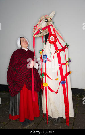 Chepstow, UK. 21. Januar 2017. Alsion Allen führt das Mari aus Cwmni Gwerin Pontywl The Mari-Lwyd ist eine walisische Winter erste Halt Tradition, die viele Jahrhunderte zurückreicht. Die Mari ist ein eingerichtet, ein Pferd Schädel, die von Haus zu Haus getragen wird oder Kneipe von Mari Lwyd Gruppe von Künstlern, die versuchen, Zutritt für Speisen und Getränke durch Lied, Reim und Rätsel namens Òthe PwncoÓ, ein Reim/Song-Kampf zwischen der Mari-Gruppe und die Bewohner des Hauses/Pub. Bildnachweis: Mark Lewis/Alamy Live-Nachrichten Stockfoto