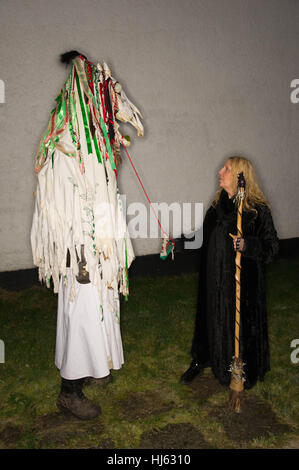 Chepstow, UK. 21. Januar 2017. Vivien Morgan-Larcher hält auf Mari Lwyd Llansteffan The Mari-Lwyd ist eine walisische Winter erste Halt Tradition, die viele Jahrhunderte zurückreicht. Die Mari ist ein eingerichtet, ein Pferd Schädel, die von Haus zu Haus getragen wird oder Kneipe von Mari Lwyd Gruppe von Künstlern, die versuchen, Zutritt für Speisen und Getränke durch Lied, Reim und Rätsel namens Òthe PwncoÓ, ein Reim/Song-Kampf zwischen der Mari-Gruppe und die Bewohner des Hauses/Pub. Bildnachweis: Mark Lewis/Alamy Live-Nachrichten Stockfoto