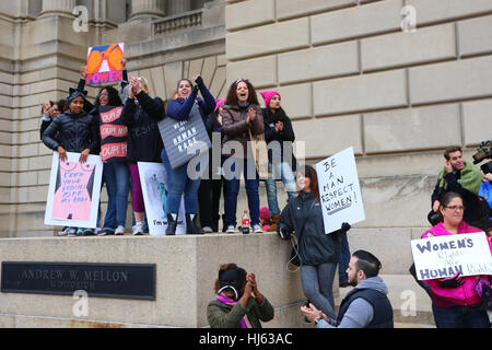 Washington, DC, USA. Januar 2017. Eine Gruppe von Frauen jubelten die Menschen, die beim Frauenmarsch nach Washington marschierten. Januar 21, 2017. Stockfoto