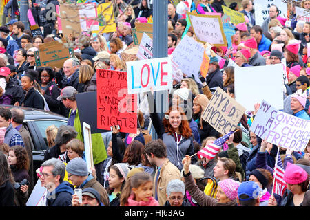 Washington, DC, USA. Januar 2017. Eine Frau hält ein Zeichen, "LIEBE" inmitten eines Menschenmeeres auf dem Marsch nach Washington. Januar 21, 2017. Stockfoto