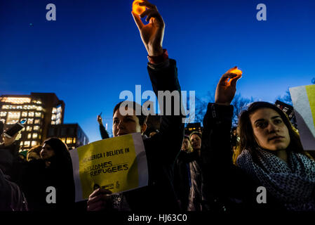 New York, USA. 25. Januar 2017. Stunden nachdem Präsident Donald Trump Executive Orders mit dem Bau einer Mauer zwischen den USA und Mexiko beginnen und Einwanderung Durchsetzung erhöhen angemeldet, sammelten Aktivisten in Washington Square Park schwört auf Muslime und Einwanderer Rechte zu verteidigen. Bildnachweis: Stacy Walsh Rosenstock / Alamy Live News Stockfoto