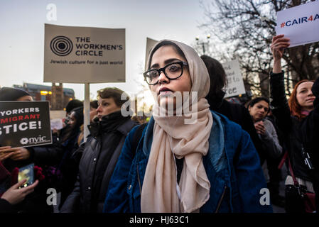 New York, USA. 25. Januar 2017. Stunden nachdem Präsident Donald Trump Executive Orders mit dem Bau einer Mauer zwischen den USA und Mexiko beginnen und Einwanderung Durchsetzung erhöhen angemeldet, sammelten Aktivisten in Washington Square Park schwört auf Muslime und Einwanderer Rechte zu verteidigen. Bildnachweis: Stacy Walsh Rosenstock / Alamy Live News Stockfoto
