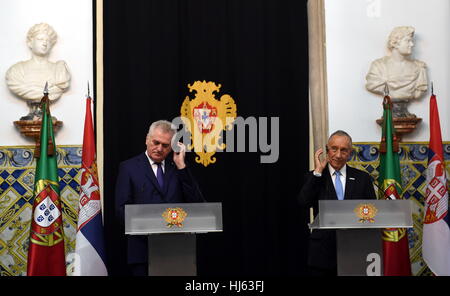 Lissabon, Portugal. 25. Januar 2017. Portuguese President Marcelo Rebelo de Sousa (R) und seinem Besuch serbischen Amtskollegen Tomislav Nikolic reagieren während einer gemeinsamen Pressekonferenz im Hieronymus-Kloster in Lissabon, Portugal. Portugiesische Präsident Marcelo Rebelo de Sousa, Portugal Serbien in die Europäische Union (EU) unterstützt, sagte am Mittwoch. Bildnachweis: Zhang Liyun/Xinhua/Alamy Live-Nachrichten Stockfoto