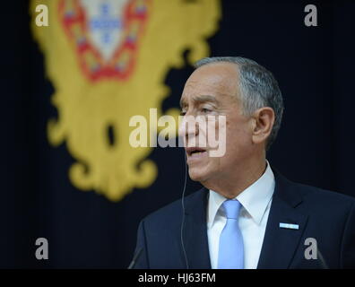 Lissabon, Portugal. 25. Januar 2017. Portugiesische Präsident Marcelo Rebelo de Sousa beteiligt sich an einer gemeinsamen Pressekonferenz mit seinem Besuch serbischen Amtskollegen Tomislav Nikolic (unsichtbaren) im Hieronymus-Kloster in Lissabon, Portugal. Portugiesische Präsident Marcelo Rebelo de Sousa, Portugal Serbien in die Europäische Union (EU) unterstützt, sagte am Mittwoch. Bildnachweis: Zhang Liyun/Xinhua/Alamy Live-Nachrichten Stockfoto