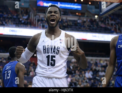 Washington, DC, USA. 25. Januar 2017. Georgetown Zentrum Jessie Govan (15) feiert einen Score plus ein Foul gegen Creighton in der zweiten Hälfte im Verizon Center in Washington. Bildnachweis: Chuck Myers/ZUMA Draht/Alamy Live-Nachrichten Stockfoto