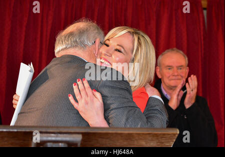 Clonoe, Irland. 25. Januar 2017. Neuen Sinn Féin Führer Michelle O'Neiill wird auf der Bühne von Sinn Féin MP Francie Molloy begrüßt. Bildnachweis: Mark Winter/Alamy Live-Nachrichten Stockfoto