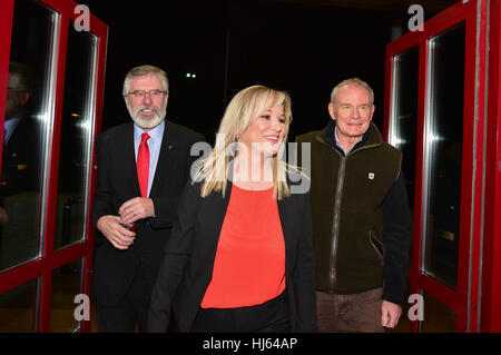 Clonoe, Irland. 25. Januar 2017. Neuen Sinn Féin Führer Michelle O'Neill kommt mit Irland Führer Gerry Adams TD und ehemalige stellvertretende erste Minister Martin McGuinness für ihre Heimkehr-Veranstaltung in Clonoe. Bildnachweis: Mark Winter/Alamy Live-Nachrichten Stockfoto