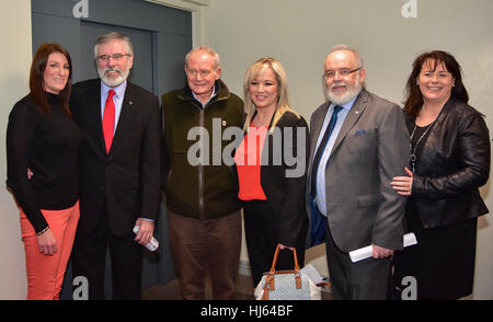 Clonoe, Irland. 25. Januar 2017. Stadtrat Linda Dillon, Sinn Féin Irland Führer Gerry Adams TD, ehemaliger stellvertretender Martin McGuinness, New party Leader Michelle O'Neill, Sinn Féin MP Francie Molloy und Michelle Gildernew MLA Credit: Mark Winter/Alamy Live News Stockfoto