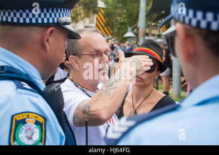 Sydney, Australien. 26. Januar 2017. Der Sydney Invasion Tag März Protest brachte Aborigines und unterstützt ihre Meinungen über Aboriginal Land, Kultur und Australia Day Feierlichkeiten zum Ausdruck zu bringen.  Der Marsch begann in Redfern nahe den Block und zog dann seinen Weg in das Yabun-Festival im Victoria Park passiert. Das Datum wird auch als Australia Day anlässlich der Ankunft der First Fleet gefeiert. Ken Canning abgebildet und spricht mit der Polizei vor dem Marsch. Bildnachweis: Mjmediabox / Alamy Live News Stockfoto