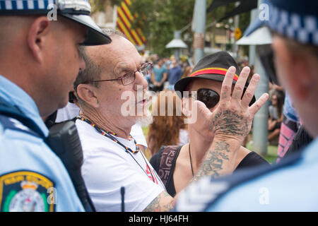 Sydney, Australien. 26. Januar 2017. Der Sydney Invasion Tag März Protest brachte Aborigines und unterstützt ihre Meinungen über Aboriginal Land, Kultur und Australia Day Feierlichkeiten zum Ausdruck zu bringen.  Der Marsch begann in Redfern nahe den Block und zog dann seinen Weg in das Yabun-Festival im Victoria Park passiert. Das Datum wird auch als Australia Day anlässlich der Ankunft der First Fleet gefeiert. Ken Canning abgebildet und spricht mit der Polizei vor dem Marsch. Bildnachweis: Mjmediabox / Alamy Live News Stockfoto