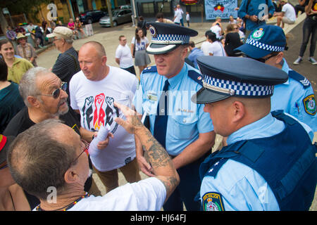 Sydney, Australien. 26. Januar 2017. Der Sydney Invasion Tag März Protest brachte Aborigines und unterstützt ihre Meinungen über Aboriginal Land, Kultur und Australia Day Feierlichkeiten zum Ausdruck zu bringen.  Der Marsch begann in Redfern nahe den Block und zog dann seinen Weg in das Yabun-Festival im Victoria Park passiert. Das Datum wird auch als Australia Day anlässlich der Ankunft der First Fleet gefeiert. Ken Canning abgebildet und spricht mit der Polizei vor dem Marsch. Bildnachweis: Mjmediabox / Alamy Live News Stockfoto