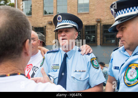 Sydney, Australien. 26. Januar 2017. Der Sydney Invasion Tag März Protest brachte Aborigines und unterstützt ihre Meinungen über Aboriginal Land, Kultur und Australia Day Feierlichkeiten zum Ausdruck zu bringen.  Der Marsch begann in Redfern nahe den Block und zog dann seinen Weg in das Yabun-Festival im Victoria Park passiert. Das Datum wird auch als Australia Day anlässlich der Ankunft der First Fleet gefeiert. Ken Canning abgebildet und spricht mit der Polizei vor dem Marsch. Bildnachweis: Mjmediabox / Alamy Live News Stockfoto