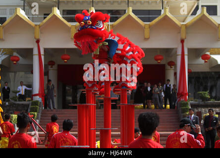 Phnom Penh, Kambodscha. 26. Januar 2017. Nachtschwärmer führen Löwentanz um das chinesische Neujahrsfest oder Frühlingsfest in Phnom Penh, Kambodscha, 26. Januar 2017 begrüßen. Das chinesische Neujahrsfest fällt am 28. Januar dieses Jahres. Bildnachweis: Sovannara/Xinhua/Alamy Live-Nachrichten Stockfoto