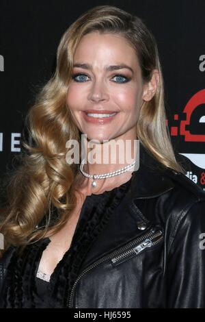 Los Angeles, Kalifornien, USA. 25. Januar 2017. Denise Richards im Ankunftsbereich für amerikanische Gewalt Weltpremiere, Grauman Egyptian Theatre, Los Angeles, CA 25. Januar 2017. Bildnachweis: Priscilla Grant/Everett Collection/Alamy Live-Nachrichten Stockfoto