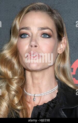 Los Angeles, Kalifornien, USA. 25. Januar 2017. Denise Richards im Ankunftsbereich für amerikanische Gewalt Weltpremiere, Grauman Egyptian Theatre, Los Angeles, CA 25. Januar 2017. Bildnachweis: Priscilla Grant/Everett Collection/Alamy Live-Nachrichten Stockfoto