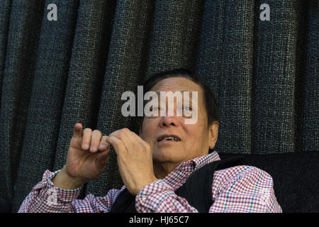 (170126)--Peking, 26. Januar 2017 (Xinhua)--chinesische Künstler Han Meilin, 80, bleibt in seinem Atelier im östlichen Bezirk Tongzhou in Peking, Hauptstadt von China, 24. Januar 2017. Han, Designer von den 2008 Olympischen Spiele in Peking Maskottchen "Fuwa," hat gerade die Gestaltung der chinesischen Tierkreiszeichen Briefmarken für das kommende Jahr des Hahnes. Der Satz des chinesischen Lunar New Year Hahn Briefmarken Anfang dieses Monats, enthalten zwei Elemente zeigen stolz schreitende Hahn und eine Henne, die auf der Suche nach ihren beiden Küken. Han angewendet, satten Farben und Elemente der traditionellen chinesischen Malerei, eine glückliche Familie Roos darzustellen Stockfoto