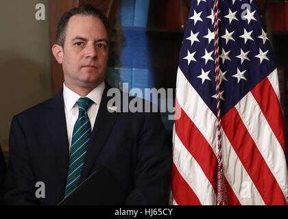 Washington, DC, USA. 25. Januar 2017. White House Chief Of Staff Reince Priebus besucht die Vereidigung für Nikki Haley als US-Botschafter bei den Vereinten Nationen 25. Januar 2017 in Washington, DC, USA. Haley war früher der Gouverneur von South Carolina. Bildnachweis: Win McNamee/Pool über CNP - NO-Draht-SERVICE - Foto: Win Mcnamee/Consolidated News Fotos/Win McNamee - Pool über CNP/Dpa/Alamy Live News Stockfoto