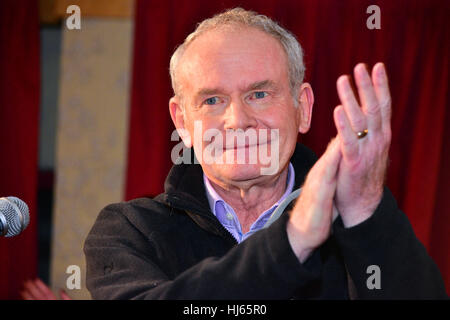 Clonoe, Irland. 25. Januar 2017. Ehemaliger stellvertretender erster Minister Martin McGuinness auf der Bühne bei der Heimkehr-Veranstaltung in Clonoe für neue Parteichef, Michelle O'Neill. Bildnachweis: Mark Winter/Alamy Live-Nachrichten Stockfoto