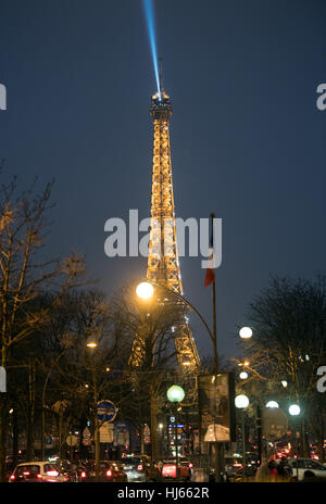 Paris, Frankreich. 25. Januar 2017. Der Eiffelturm ist am Abend des 25. Januar 2017 erhellt. Foto: Soeren Stache/Dpa/Alamy Live News Stockfoto