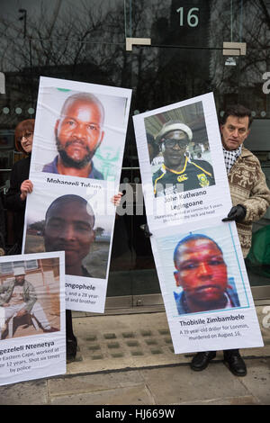 London, UK. 26. Januar 2017. Aktivisten aus Gruppen einschließlich des Marikana Bergleute Soligruppe Protests außerhalb der ordentlichen Hauptversammlung der britisch-südafrikanischen Bergbau Firma Lonmin plc an der Haberdashers' Hall zu 34 Bergleute tödlich erinnern von Polizei erschossen, während über Löhne und Arbeitsbedingungen Lonmins Marikana Mine in Südafrika am 16. August 2012 und Rechenschaft von der Firma auffällig. Bildnachweis: Mark Kerrison/Alamy Live-Nachrichten Stockfoto