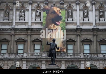 Royal Academy, London, UK. 26. Januar 2017. Prämien-Interim-Projekte bietet die Chance, neue Arbeiten von 13 zweiten Studienjahr an der vorläufigen Stelle des ihr Aufbaustudium an den RA-Schulen, die Kunstschule Großbritanniens längsten etabliert anzeigen. Deutscher Schäferhund für Burlington House, 11metre Banner Drucken von Gina Fischli. Malcolm Park © Redaktion/Alamy Live-Nachrichten. Stockfoto