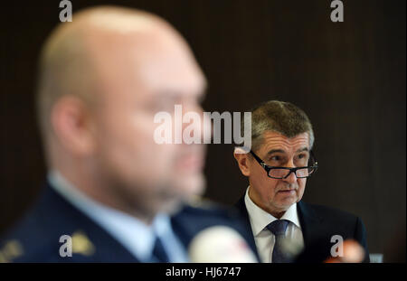 Tschechische Vizepremierminister und Finanzminister Andrej Babis plant, seine Beziehung zu der Agrofert Holding Anfang Februar zu begleichen, erzählte er CTK gleichzeitig die Zollbeamten in Jiloviste heute auf Donnerstag, 26. Januar 2017, fügte hinzu, dass das neue Gesetz, das ihn zwingt, aufgeben Agrofert verfassungsfeindliche. Links im Bild ist Mailand Poulicek, Generaldirektor der Oberzolldirektion der Tschechischen Republik. (CTK Foto/Katerina Sulova) Stockfoto