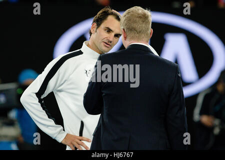 Melbourne, Australien. 26. Januar 2017: Roger Federer der Schweiz im Interview mit Jim Courier während der 2017 Australian Open in Melbourne Park in Melbourne, Australien. Bildnachweis: Frank Molter/Alamy Live-Nachrichten Stockfoto