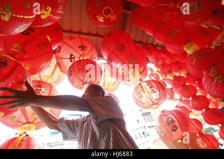 Phnom Penh, Kambodscha. 26. Januar 2017. Ein Mann nimmt Laternen für die kommende chinesischen Lunar New Year in Phnom Penh, Kambodscha, 26. Januar 2017. Das chinesische Neujahrsfest fällt am 28. Januar dieses Jahres. Bildnachweis: Phearum/Xinhua/Alamy Live-Nachrichten Stockfoto