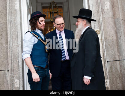 Armagh, Nordirland. 26. Januar 2017. Garath Keating, Oberbürgermeister von Armagh mit Roger Wilson, Chief Executive, Armagh Stadt Banbridge & Craigavon Borough Council begrüßt Rabbi David Singer, Holocaust Memorial Day 2017 Commemeration in der The Palace Armagh Nordirland 26 Januar 2017 Credit: Liam McArdle/Alamy Live News Stockfoto