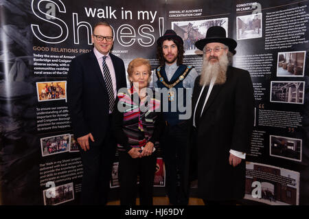 Armagh, Nordirland. 26. Januar 2017. Roger Wilson, Chief Executive, Armagh Stadt Banbridge & Craigavon Borough Council; Mindu Hornick, Auschwitz Holocaust-Überlebender; Garath Keating, Oberbürgermeister von Armagh und Rabbi David Singer am Holocaust-Gedenktag 2017 Commemeration Palast Armagh Nordirland 26. Januar 2017 Credit: Liam McArdle/Alamy Live-Nachrichten Stockfoto