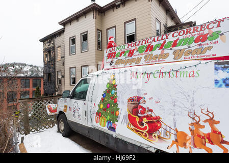 Fitchburg, Massachusetts, USA. 26. Januar 2017. Einen Blick auf den Schaden aus dem 2. Feuer in einem Monat auf das so genannte "Trump-Haus" am 19-21 West St in Fitchburg Massachusetts Ein Feuer am 22. Dezember wurde versehentlich durch rauchende Materialien in eine äußere Couch erachtet. Das Gebäude war zum Zeitpunkt des Feuers heute Morgen um 06:00 berichtet wurde unbesetzt. Bildnachweis: Jim Marabello / Alamy Live News Stockfoto